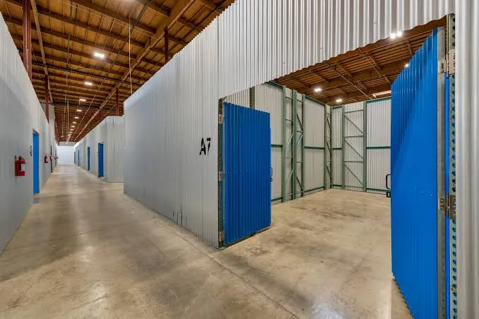 Small-Bay Industrial vs. Big-Box Warehouses: What Investors Should Know