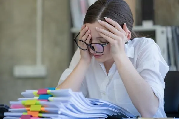 Saúde Emocional no Trabalho: O Custo Invisível da Sobrecarga Pós-Férias