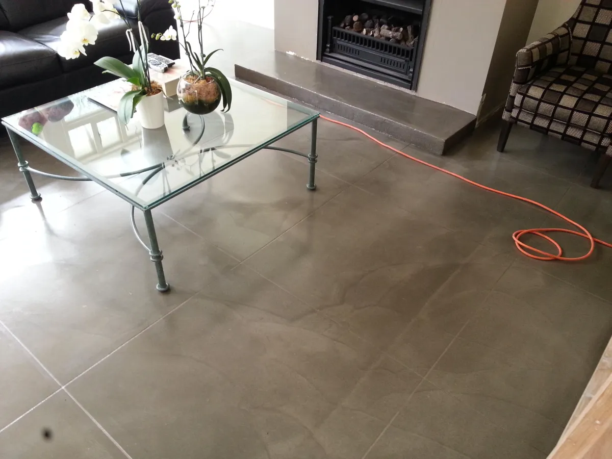Levelcova "Smooth" over tiled floor