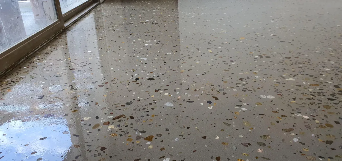 Levelcova polished topping
