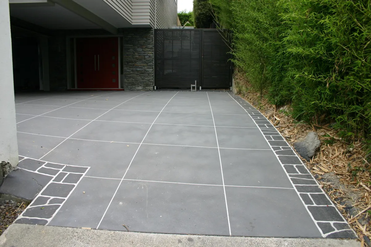 Levelcova "Smooth" over tiled floor