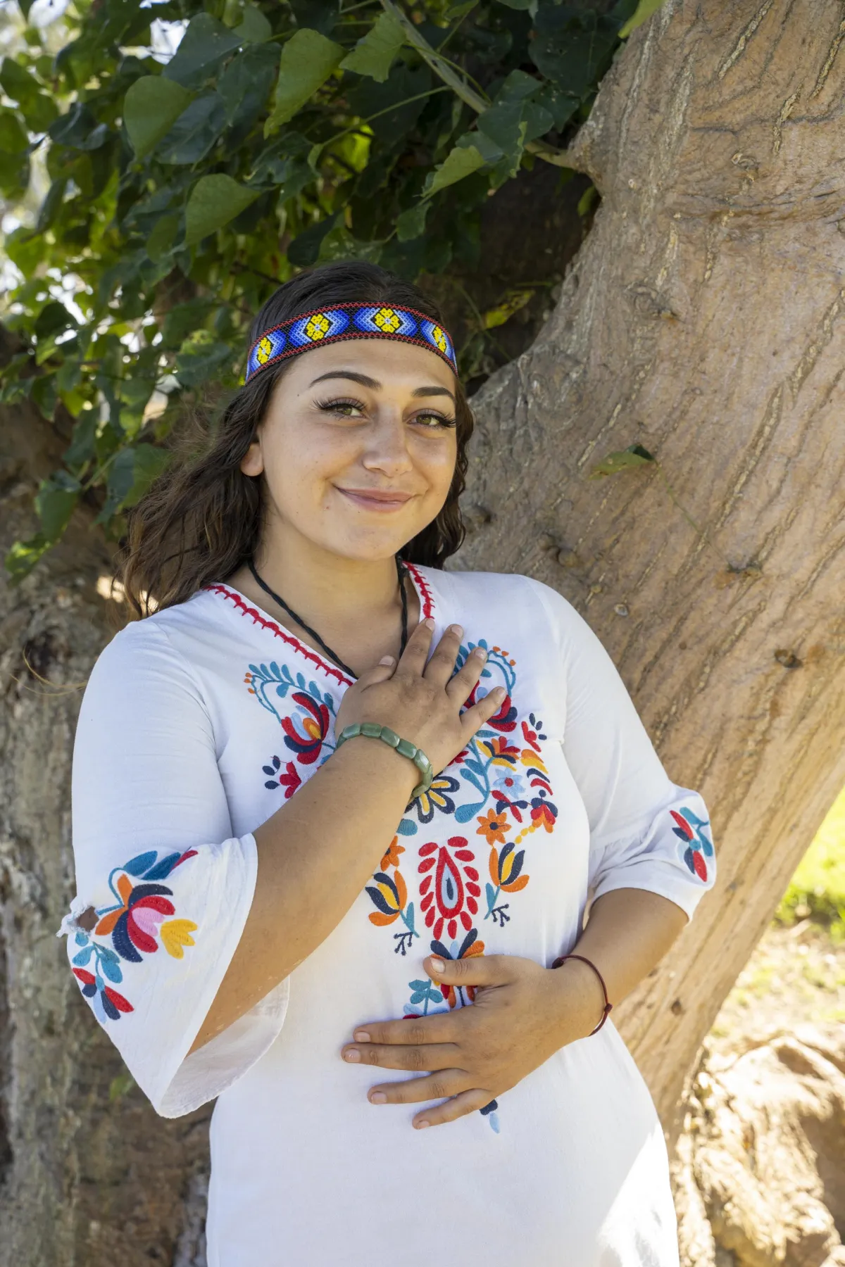 shallow focus photography of clear drinking glass on top of brown tray