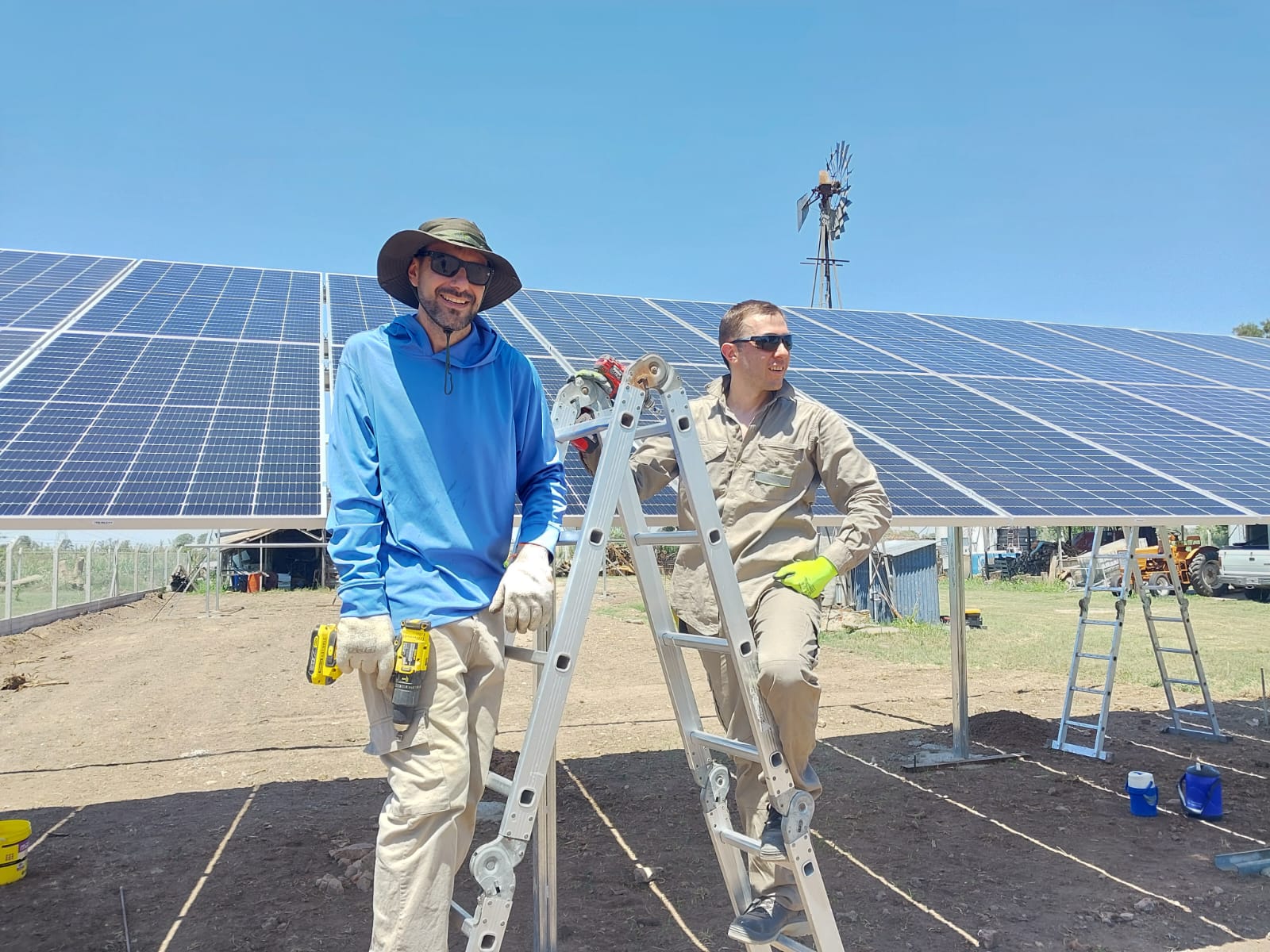 Paneles solares en techo de casa moderna en Corrientes, pareja joven regando plantas, luz cálida de atardecer