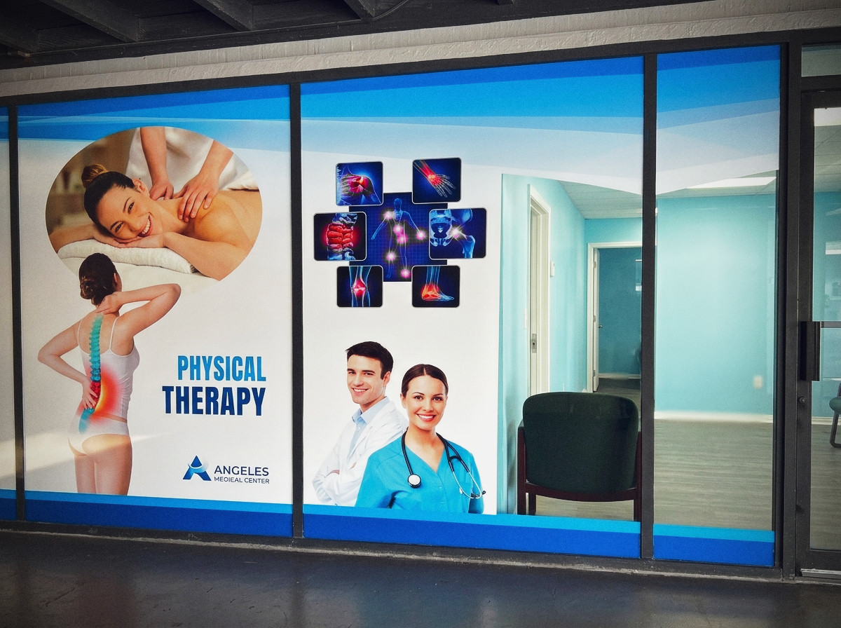 Fachada de Ángeles Medical Center con vinilos de terapia física y vista del interior