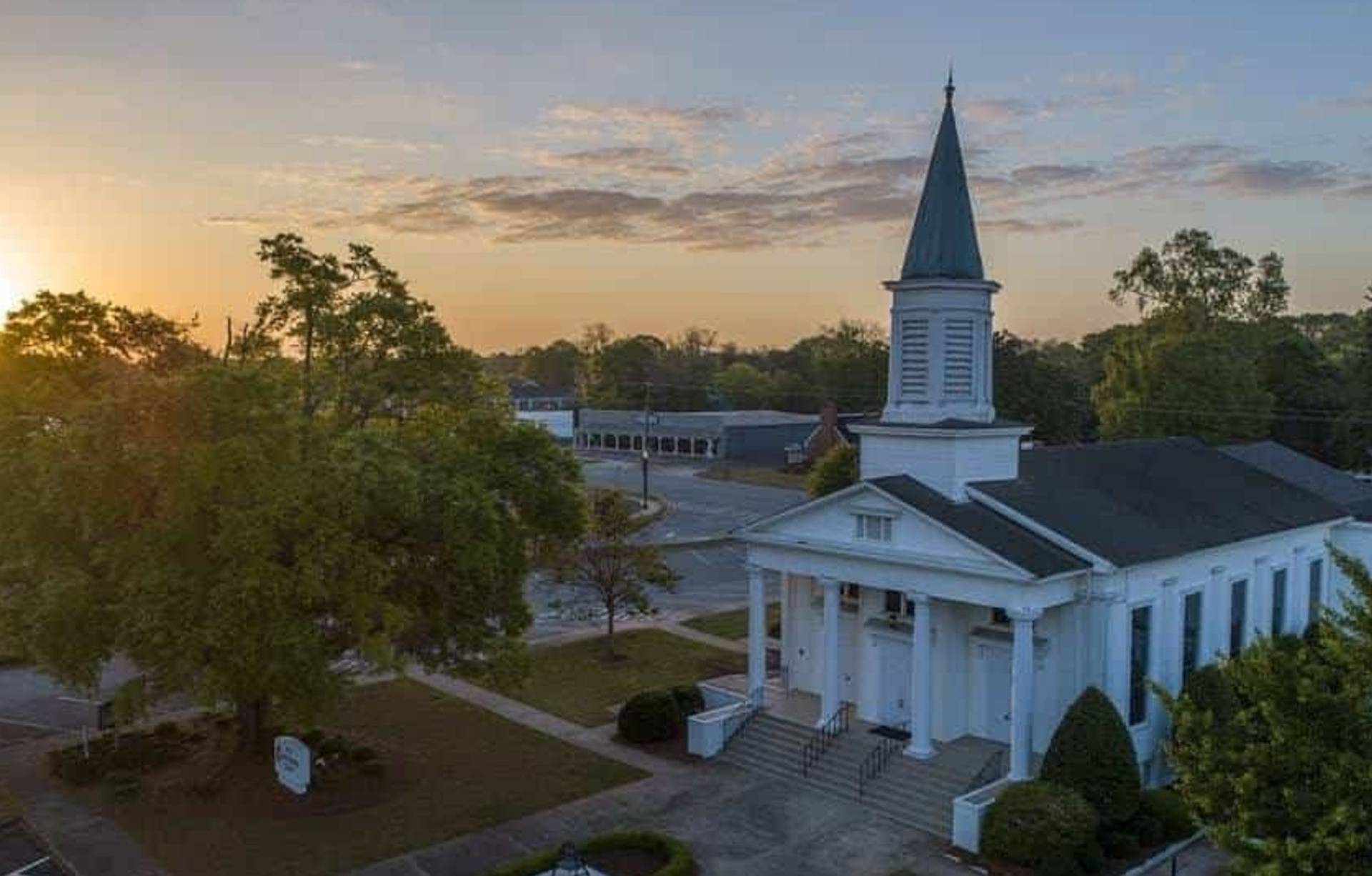 ⛪ First United Methodist Church of Perry: A Historic Heartbeat of the Community (NexRide Car Rentals, Perry, GA)