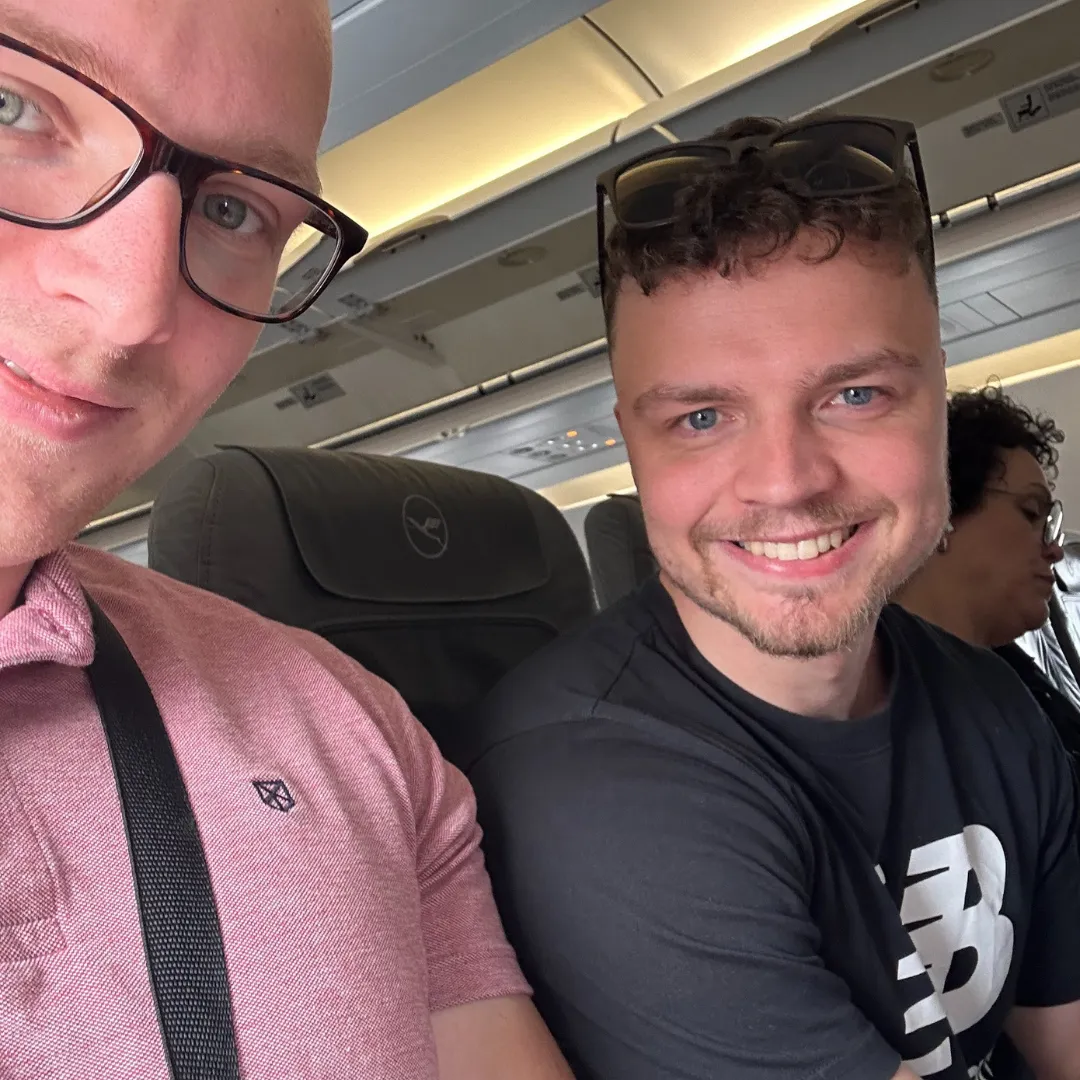 Lukas und Sven im Flugzeug