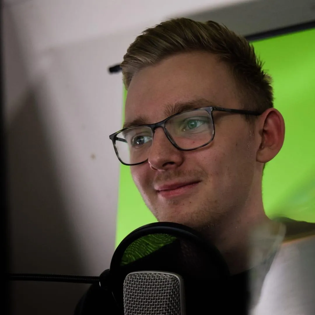 Sven am Streamen am Schreibtisch