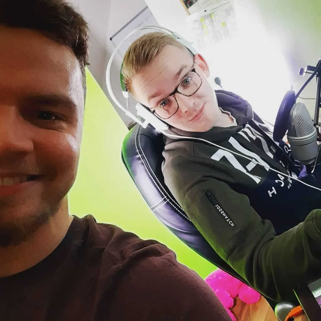 Lukas und Sven im Gamingzimmer