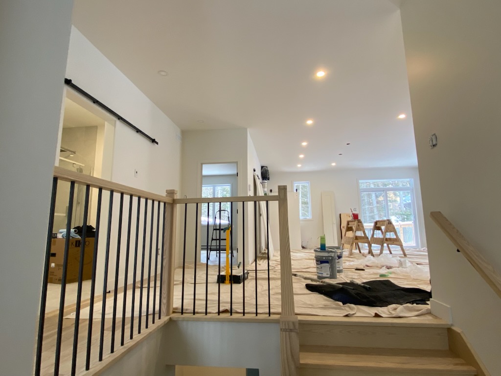 Aire ouverte résidentielle peinte en OC-45 Café Suisse de Benjamin Moore dans les Laurentides par Peinture Signature M