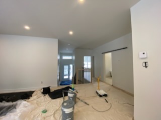 Aire ouverte résidentielle peinte en OC-45 Café Suisse de Benjamin Moore dans les Laurentides par Peinture Signature M