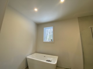 Salle de bain résidentielle peinte en OC-45 Café Suisse de Benjamin Moore dans les Laurentides par Peinture Signature M