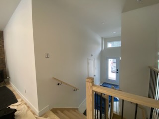 Aire ouverte résidentielle peinte en OC-45 Café Suisse de Benjamin Moore dans les Laurentides par Peinture Signature M