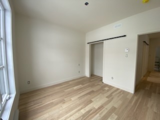 Chambre résidentielle peinte en OC-45 Café Suisse de Benjamin Moore dans les Laurentides par Peinture Signature M