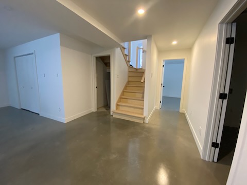 Salle familiale peinte en OC-45 Café Suisse de Benjamin Moore dans les Laurentides par Peinture Signature M