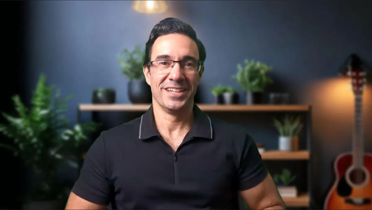 Instructor Jose Berardo in one of the lessons