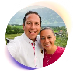 Fotografía de Gladys y Charlie abrazados.