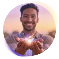 Hombre estirando las mando de donde emana una luz, simbolizando el poder de crear sus sueños.