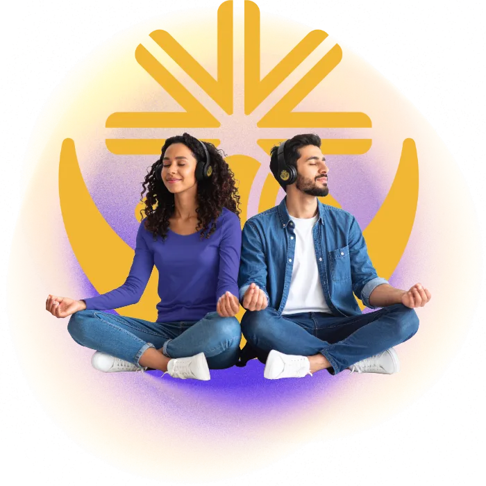 Mujer y hombre sentados en posición de meditación con auriculares, sonriendo con los ojos cerrados, sobre un fondo circular luminoso en tonos dorados y violetas con un símbolo gráfico de The breath path detrás de ellos.