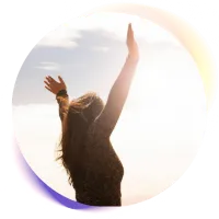 Mujer levanta los brazos recibiendo la luz transformadora.