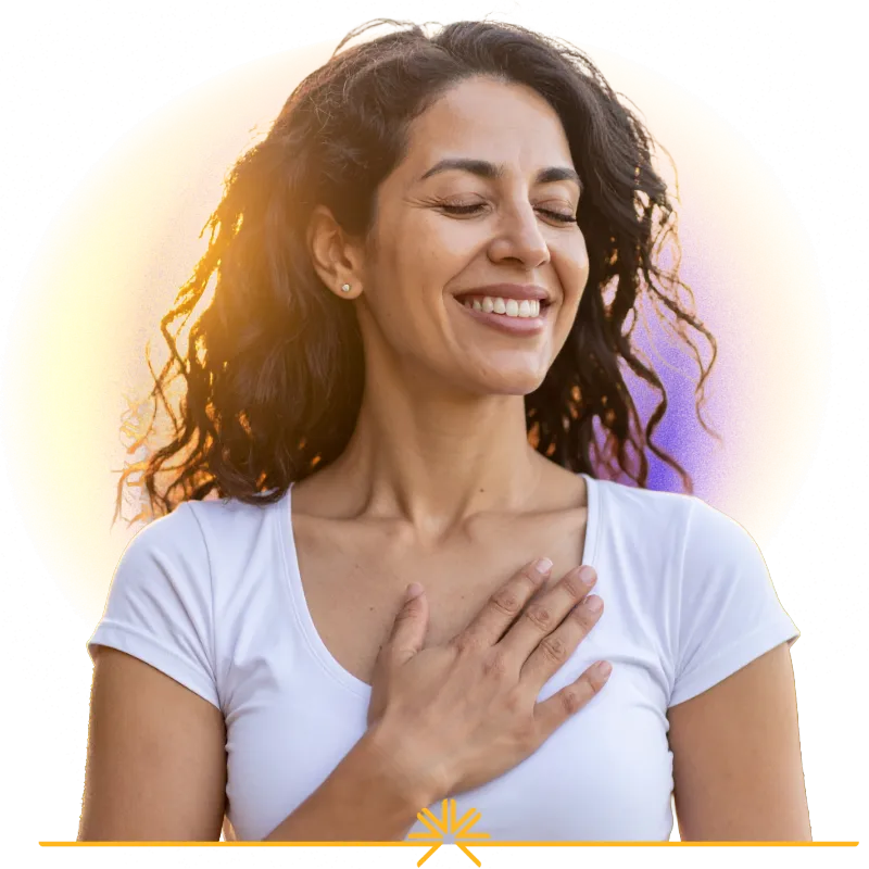 Mujer con cabello rizado y expresión de paz, sonriendo con los ojos cerrados y una mano en el pecho, con un fondo circular luminoso en tonos dorados y violetas.