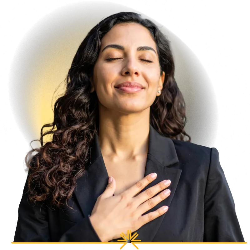 Mujer con cabello rizado y expresión de paz al haber recuperado la energía, claridad mental y bienestar alcanzados mediante breathwork y técnicas de neurociencia.