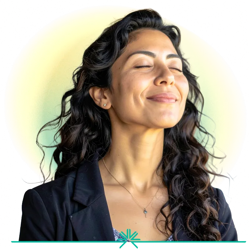 Mujer con energía positiva y claridad mental con respiración consciente.