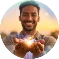 Hombre sonriendo con luz en las manos, simbolizando la energía y creatividad que nacen tras la respiración consciente.