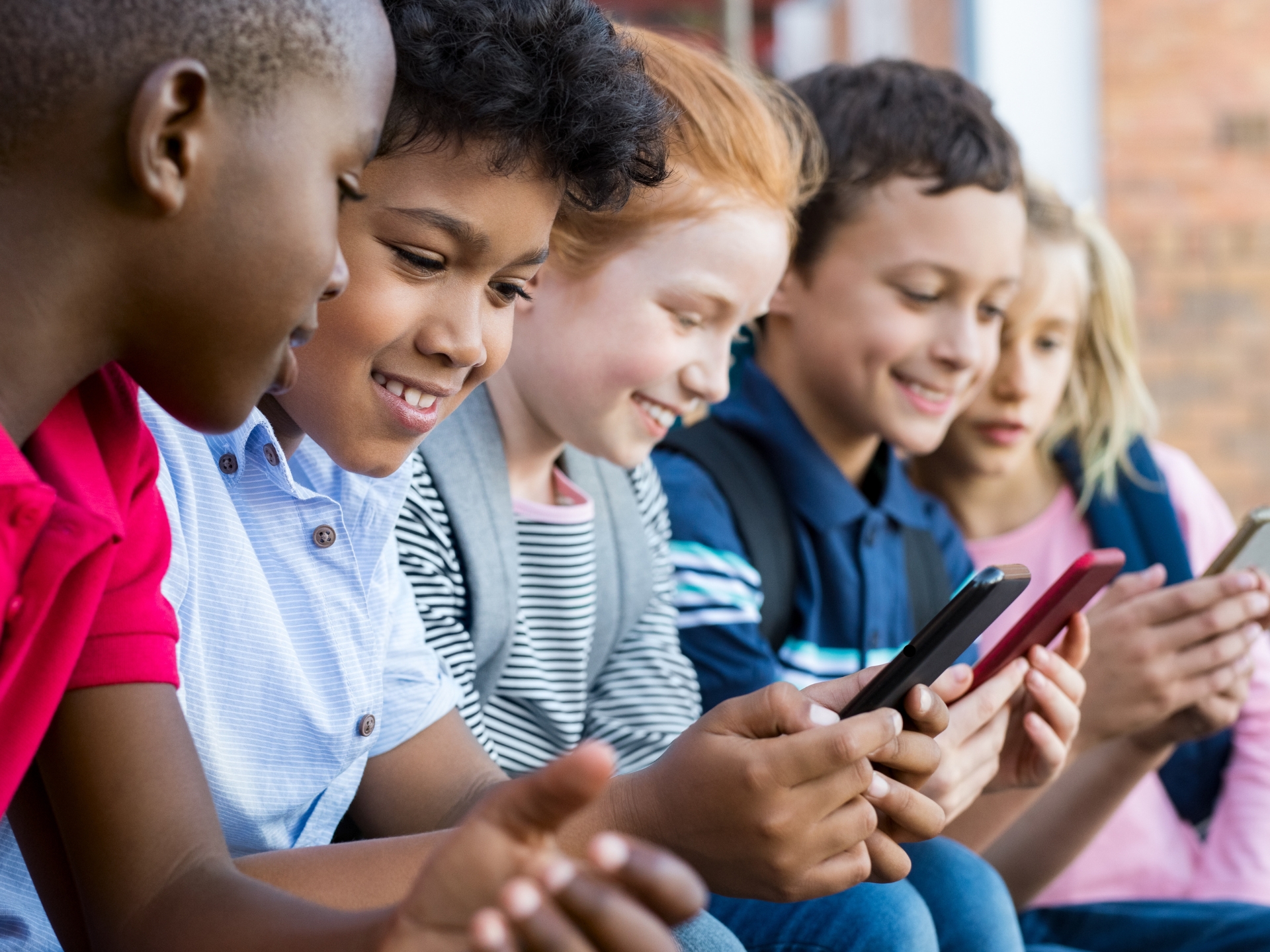 ECA Digital começa a valer e impõe novas regras para crianças e jovens em redes sociais, jogos e sites