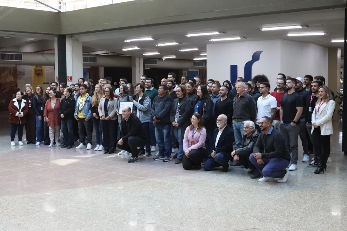 Alunos, professores e empresários reunidos após avaliações na unisinos