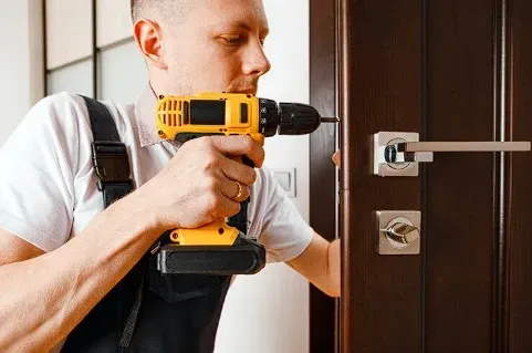 Locksmith poer screwing lock
