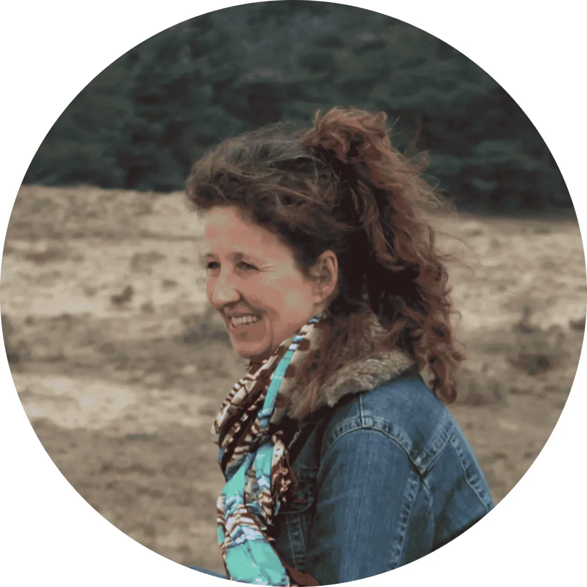 Aurore de Hemricourt est praticienne en réflexologie plantaire et intervient lors des séjours de la voie du jeûne. À travers un toucher doux et précis des zones réflexes du pied, elle aide à relancer l’énergie vitale, en lien avec le corps, l’émotionnel et notre désir profond de vie.