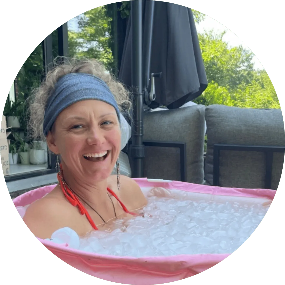 Delphine Vandezande est instructrice certifiée de la méthode Wim Hof. Elle propose des ateliers de respiration et d’immersion dans le froid lors des séjours de la voie du jeûne, pour aider chacun.e à reprendre le pouvoir sur sa santé physique et mentale grâce à cette méthode naturelle et puissante.