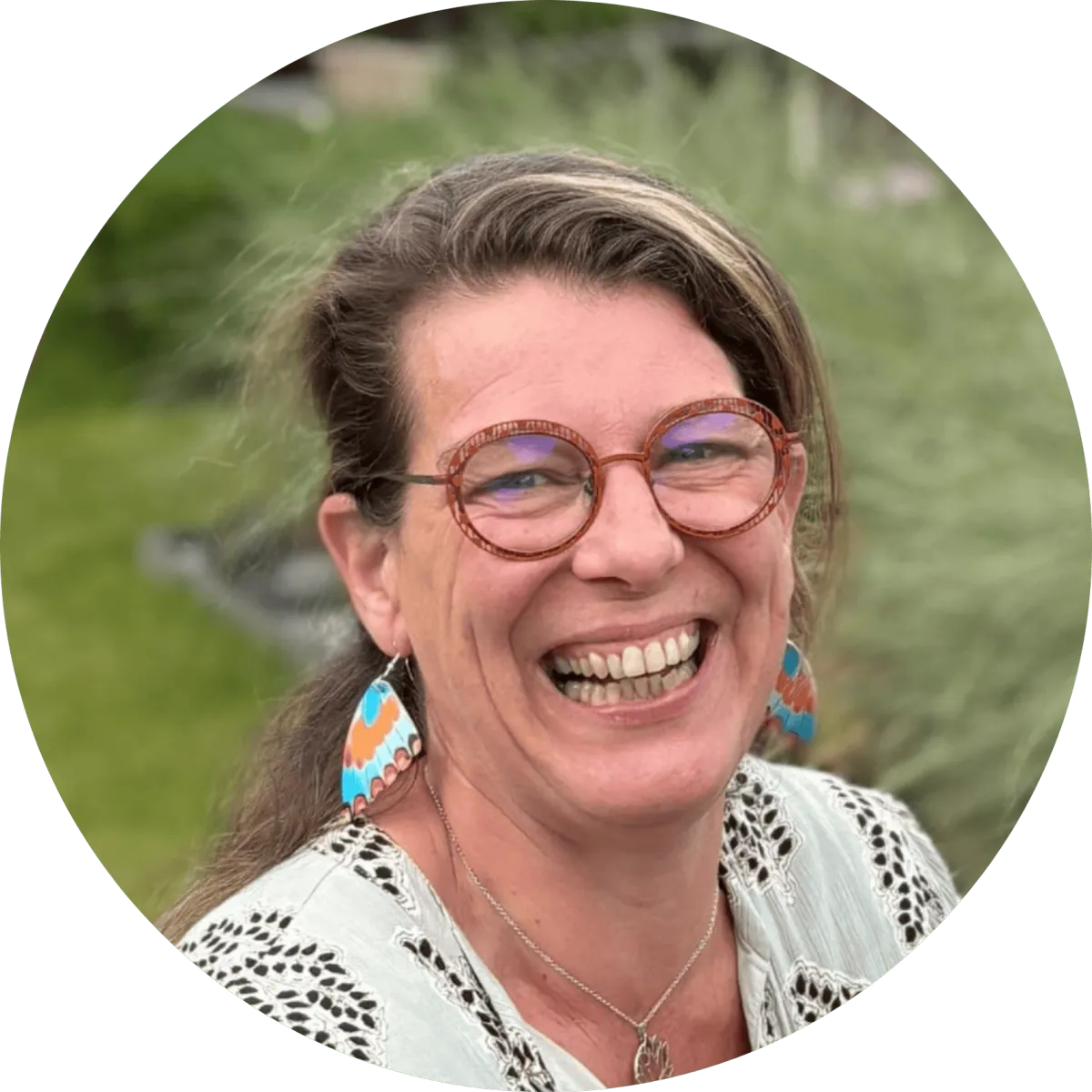 Gaëlle De Bruyn est enseignante de Hatha yoga et fondatrice de l’« Effet Colibri ». Elle intervient lors des séjours de la voie du jeûne avec une approche sensible mêlant souffle, mouvement dansé, postures adaptées et joie du vivant, inspirée de la psychomotricité, du yoga et de la Biodanza.