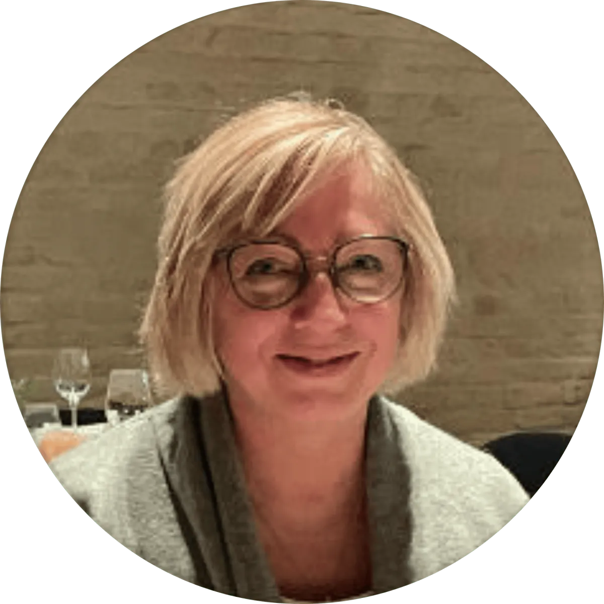 Chris Naenen est praticienne en réflexologie plantaire et nerveuse (Voetlicht – Knokke). Elle accompagne les participant.e.s des séjours de la voie du jeûne avec des soins personnalisés favorisant la détente et l’ancrage.