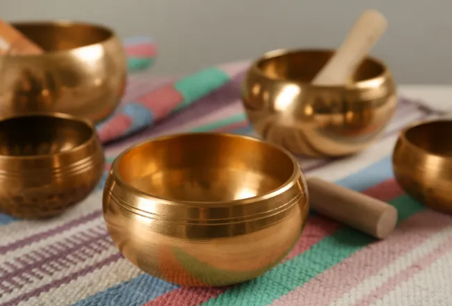 Voyage sonore avec bols tibétains, bols de cristal et gong pour relaxation et bien-être tenant un foie symbolique, illustrant le nettoyage et la détoxification naturelle du foie au printemps pour soutenir la santé et la vitalité.