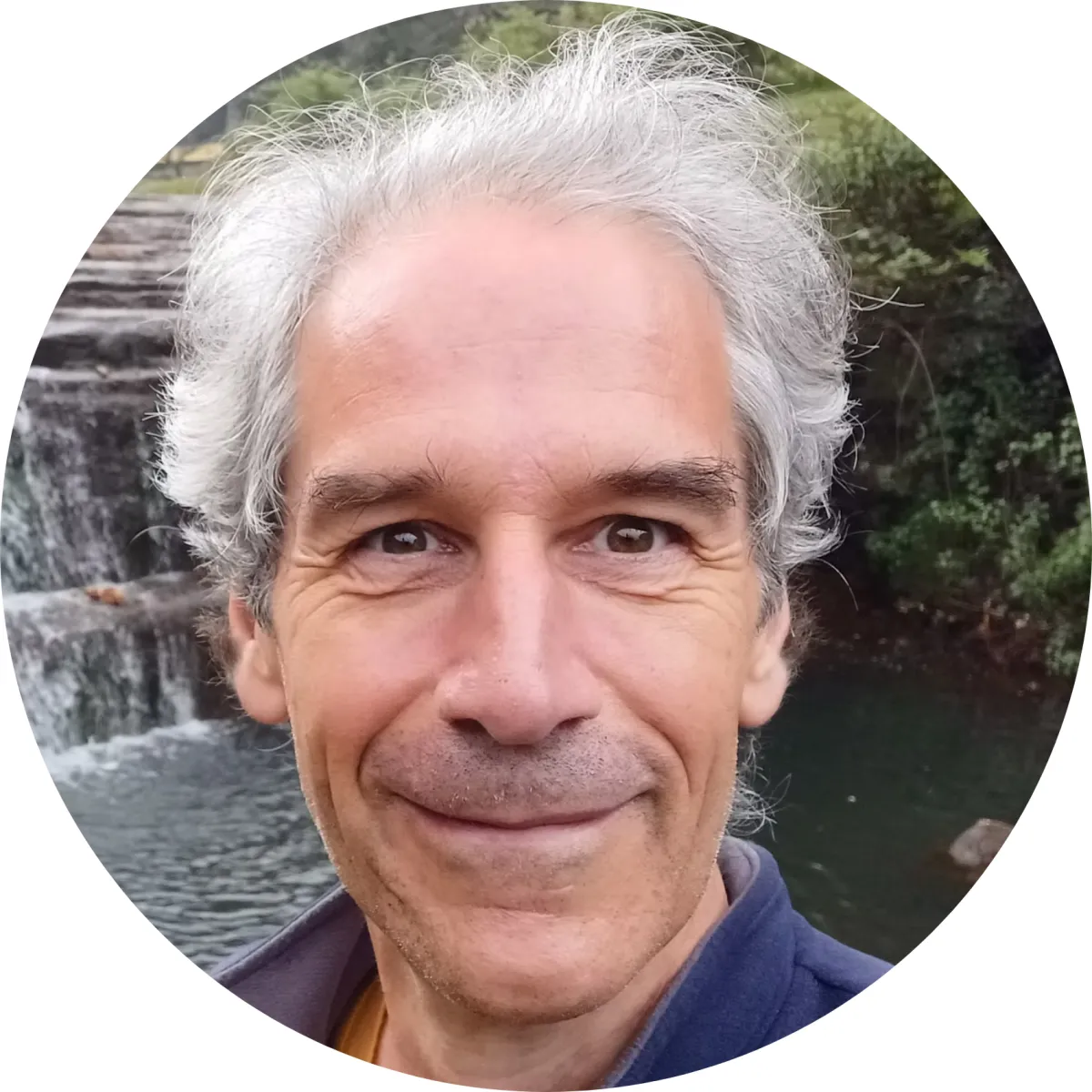 Michel Destrée est praticien en massage Chi Nei Tsang, un massage du ventre et des organes issu de la médecine chinoise. Il intervient lors des stages de jeûne et randonnée de La voie du jeûne en Mer du Nord pour soutenir le travail des organes, libérer les tensions internes et favoriser un relâchement du corps et de l’esprit.