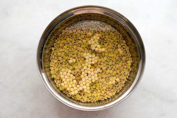 Graines et légumineuses trempées dans des bocaux en inox et en verre pour faciliter leur digestion et leur germination