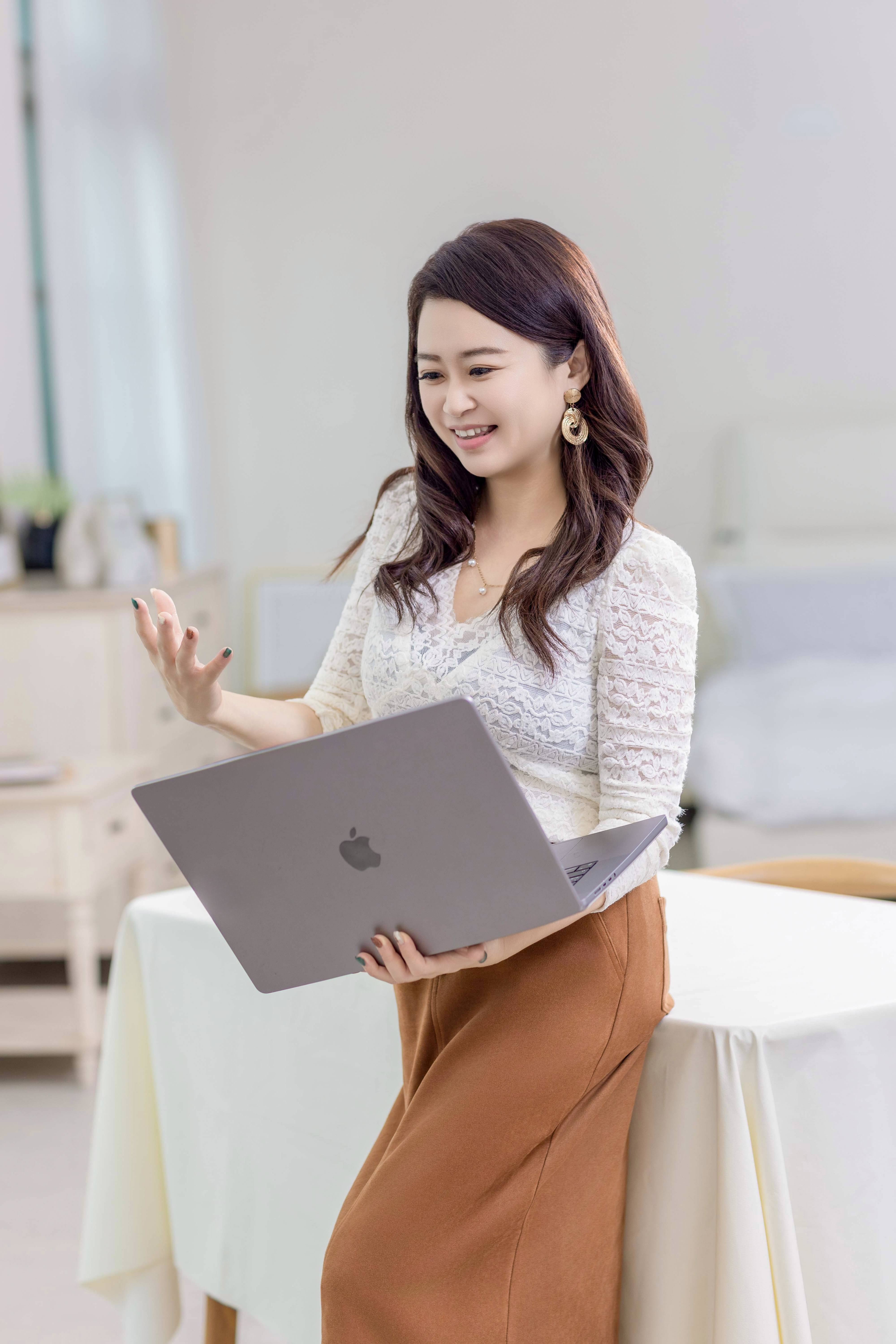 台灣女性創業者在筆電前工作