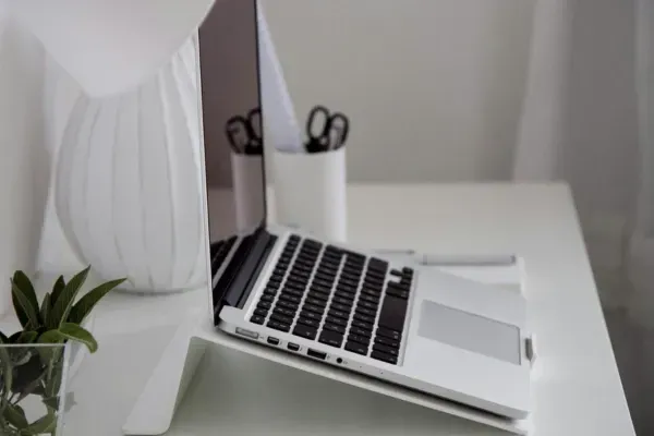 Kuvassa läppäri on korotetulla telineellä. Kuvituskuva.