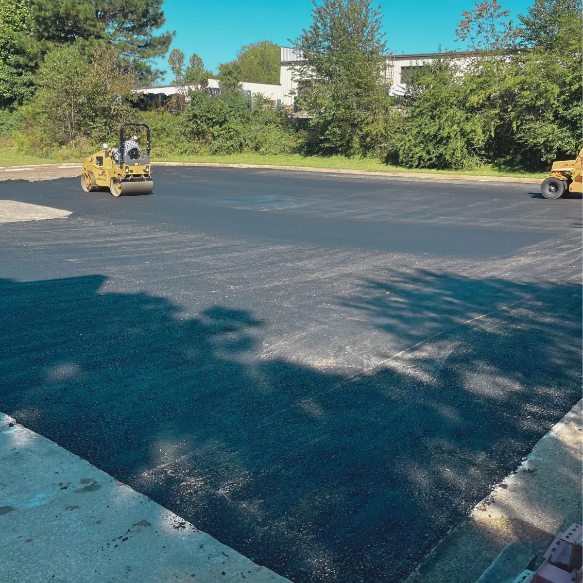 Freshly paved asphalt parking lot in Gainesville, GA by Askew & Sons