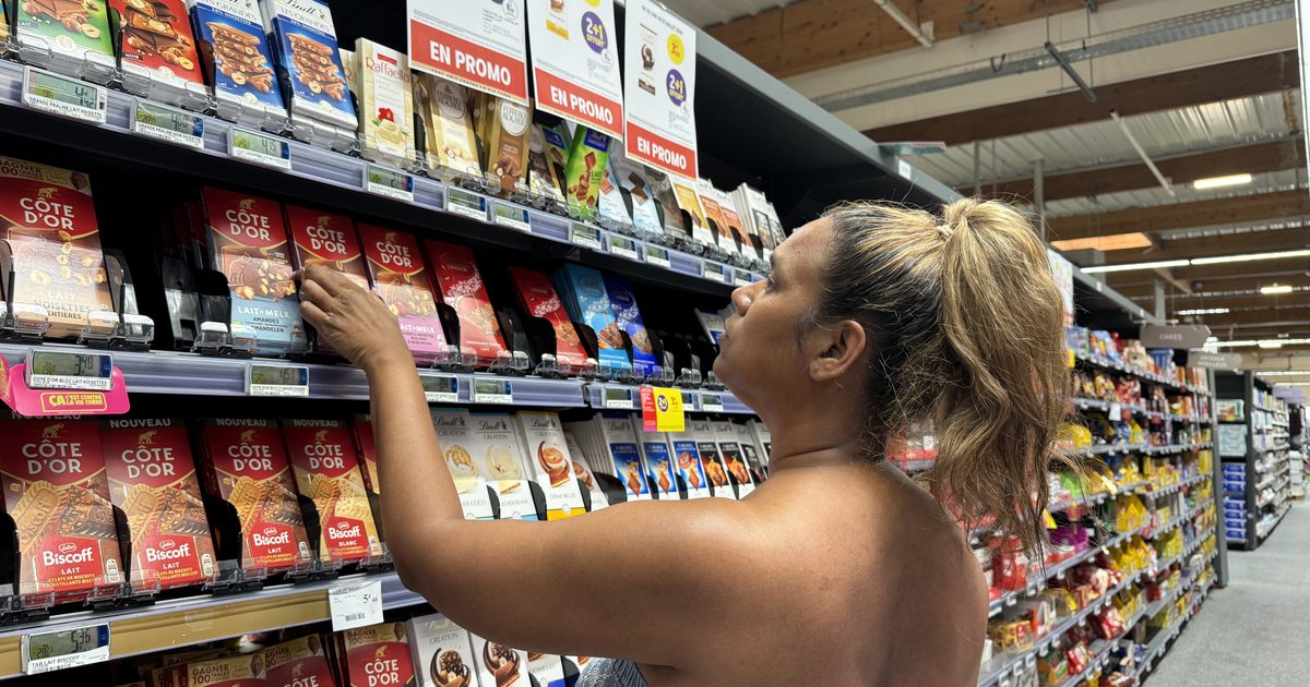 Priscilla, atteinte d'un handicap invisible, choisit une plaquette de chocolat dans un rayon de supermarché