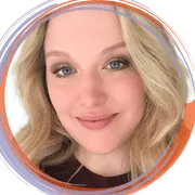 Portrait professionnel de Zoé Saint-Pierre Belzile, ostéopathe périnatale à Mascouche, souriante et accueillante, fond clair.