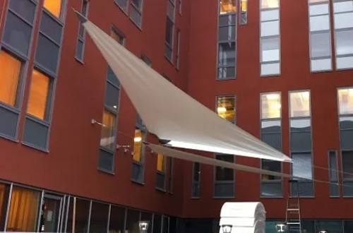 Aurinkopurje kiinnitettynä rakennukseet