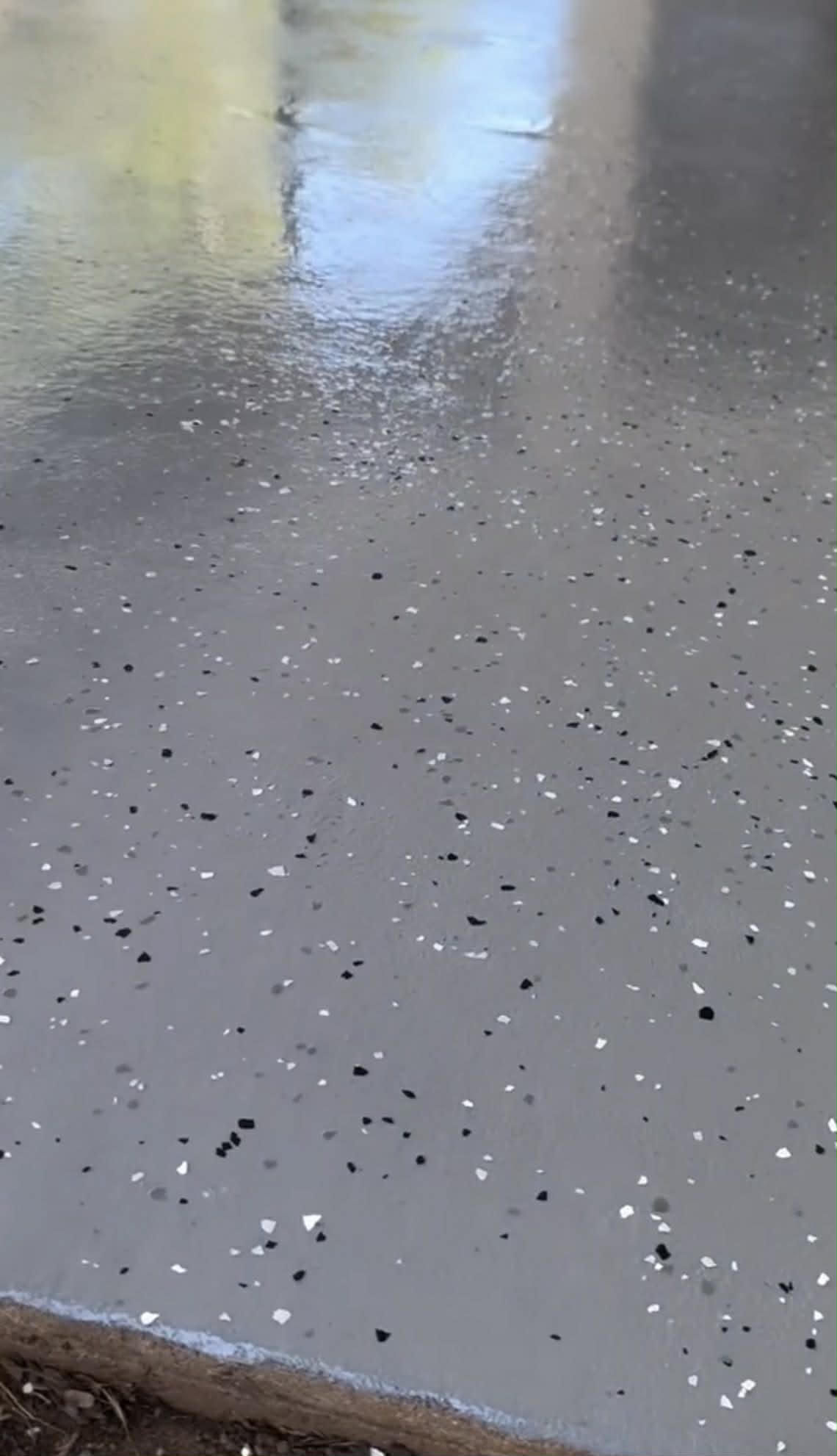 epoxy flake flooring with partial flakes