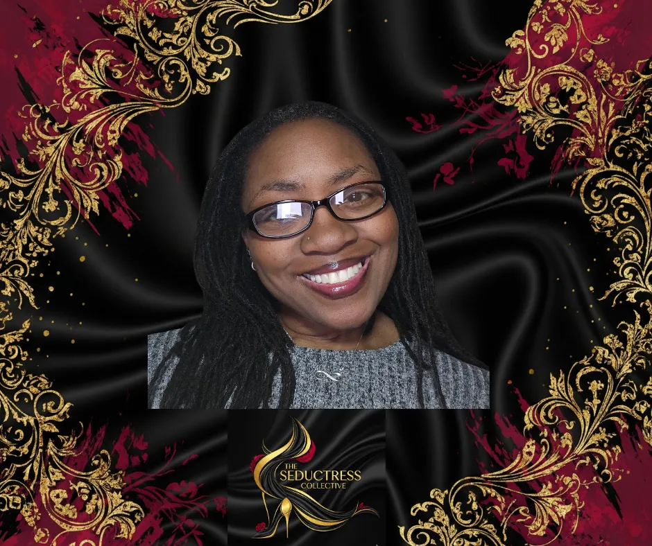 Author portrait of a smiling woman in her 40s-50s