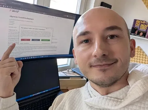 Rechtstexte Lord Karol zeigt auf Monitor mit AGB und Cookie Banner