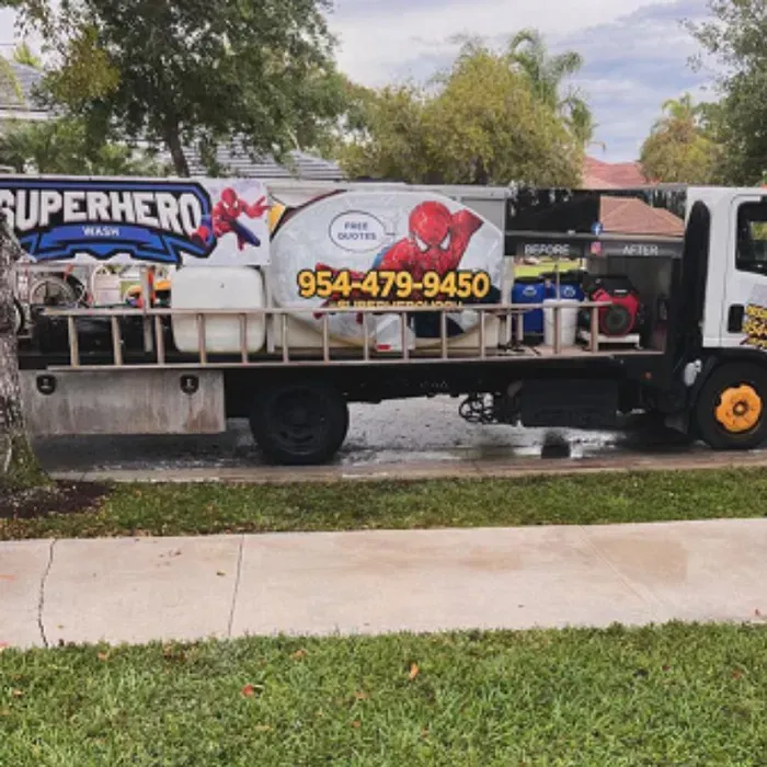 Pool and screen enclosure power washing by local exterior cleaning experts 