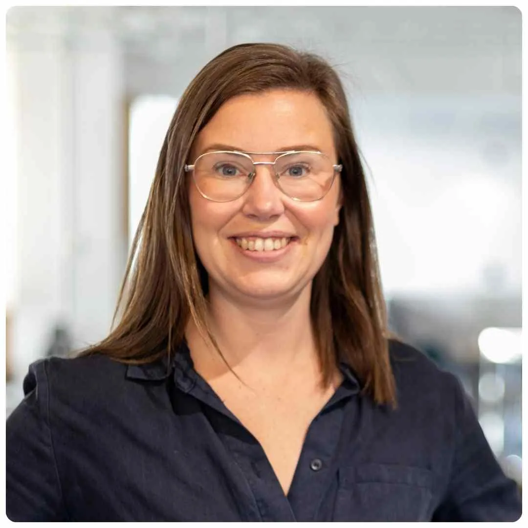 Hanna Rudolfsson på Företagarbyrån har på sig en svart skjorta och glasögon med ljusa bågar. Hon ler mot kameran.