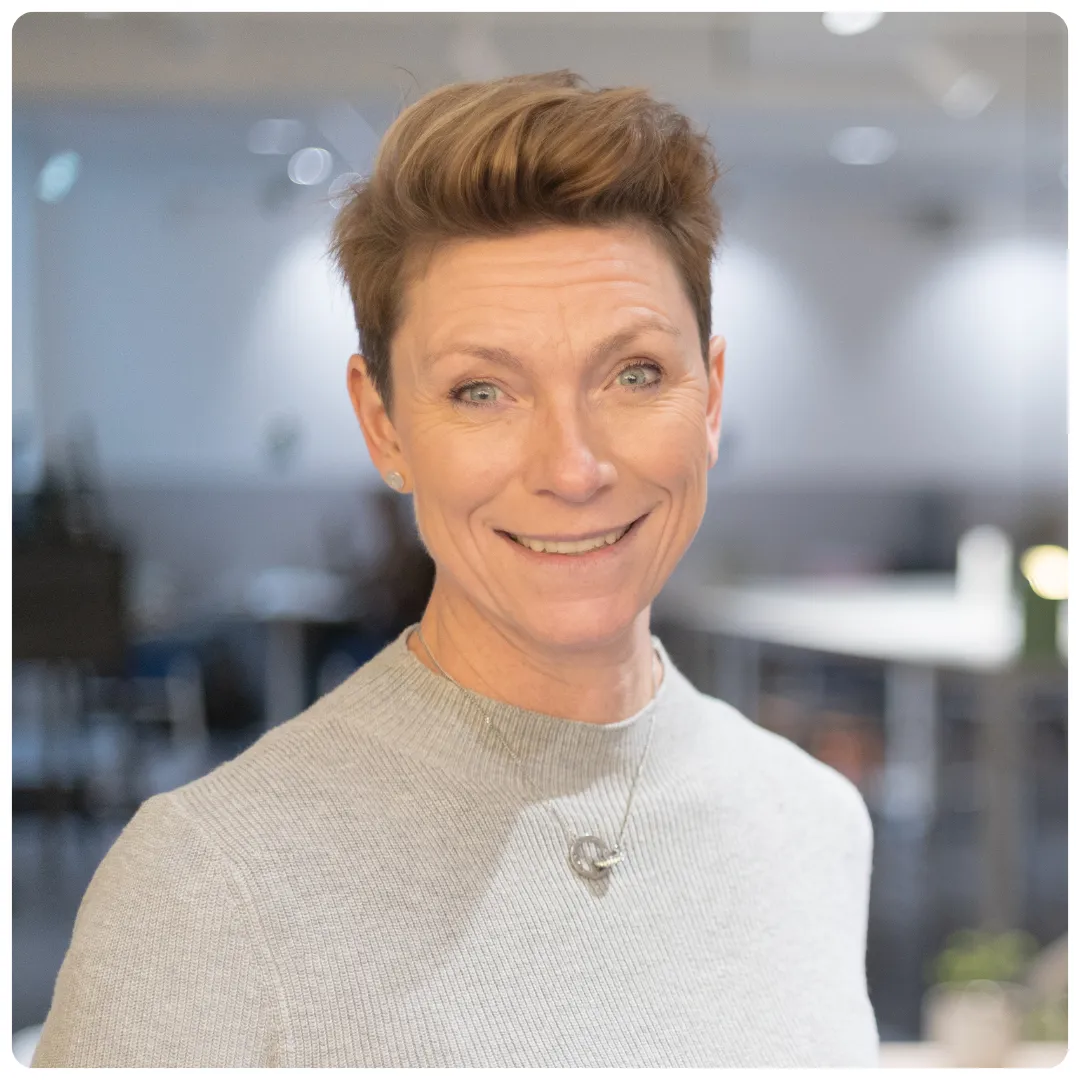 Jill Nyqvist på Företagarbyrån har på sig en ljusgrå tröja och ler mot kameran.