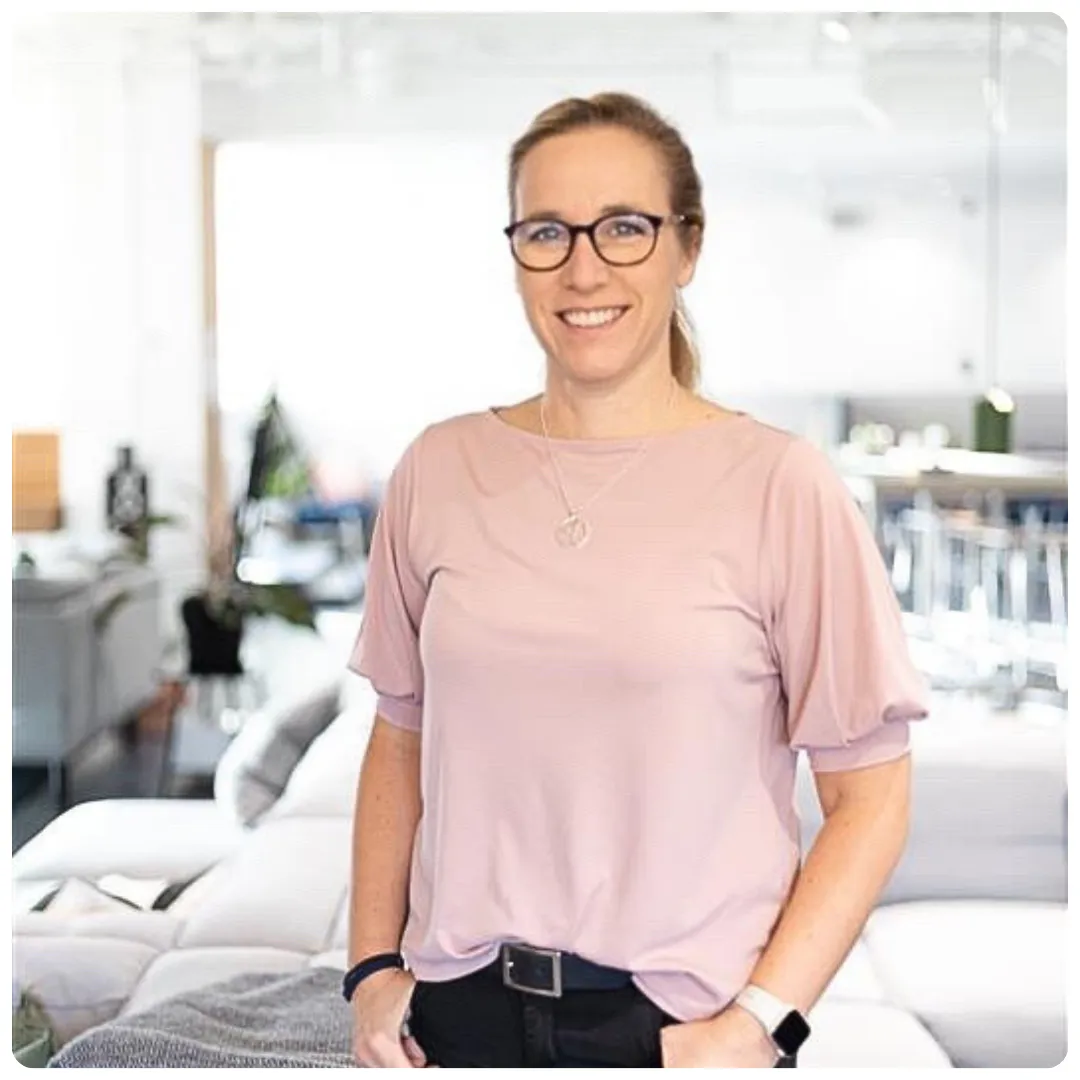 Jenny Ohlsson på Företagarbyrån har på sig en rosa t-shirt, mörka glasögonbågar och ler mot kameran.